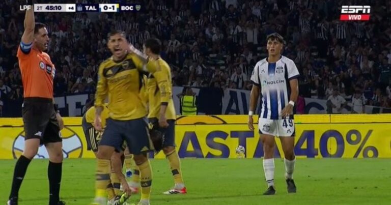 Leandro Paredes, capitán de Boca Juniors, durante un partido de fútbol.