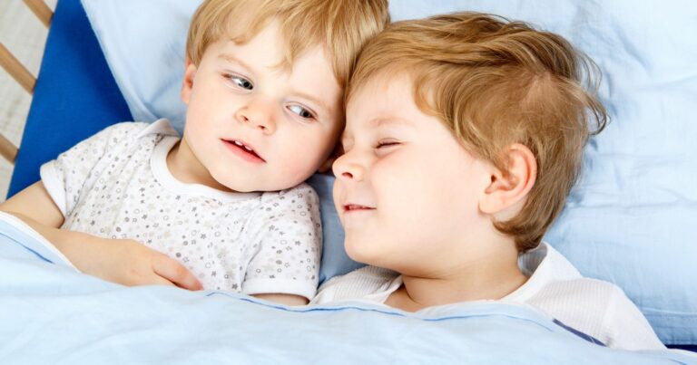 Portada del libro 'Sindicato de Hermanos Menores' de Gastón Gorali y Andrea Ferrari