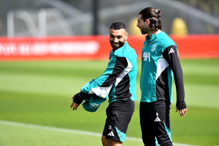 Jugadores de Liverpool y PSG durante el partido de ida de los cuartos de final de la Champions League.