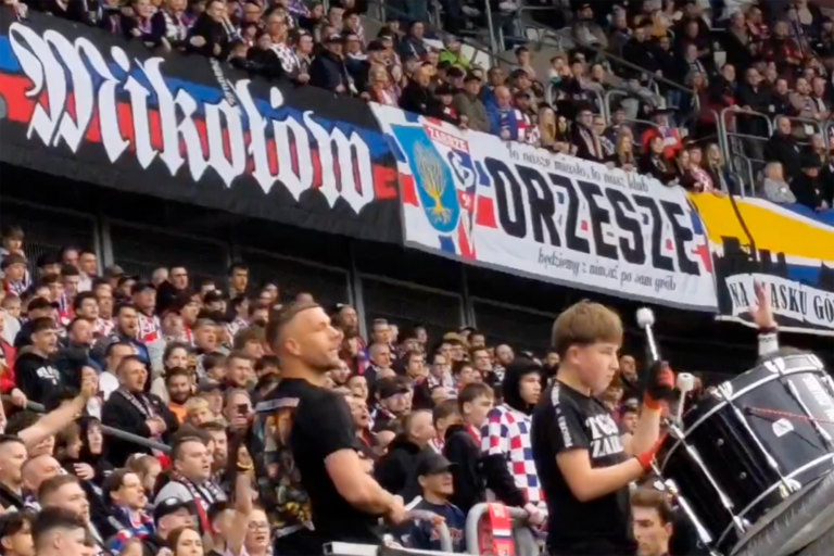 Lukas Podolski sin camiseta alentando junto a los hinchas ultras del Górnik Zabrze en la tribuna.