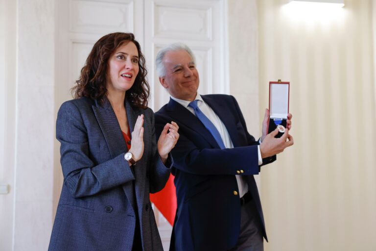 Isabel Díaz Ayuso entrega la Medalla Internacional de las Artes a Álvaro Vargas Llosa, hijo del escritor.