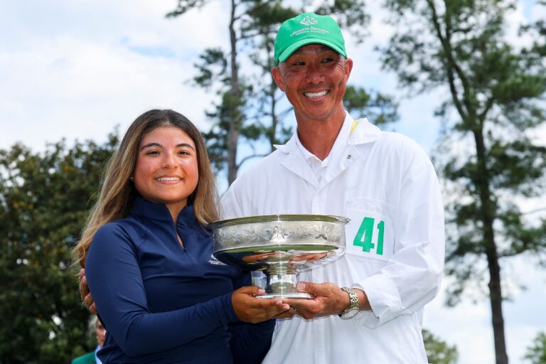María José Marín celebra con el trofeo del Augusta National Women’s Amateur 2026.