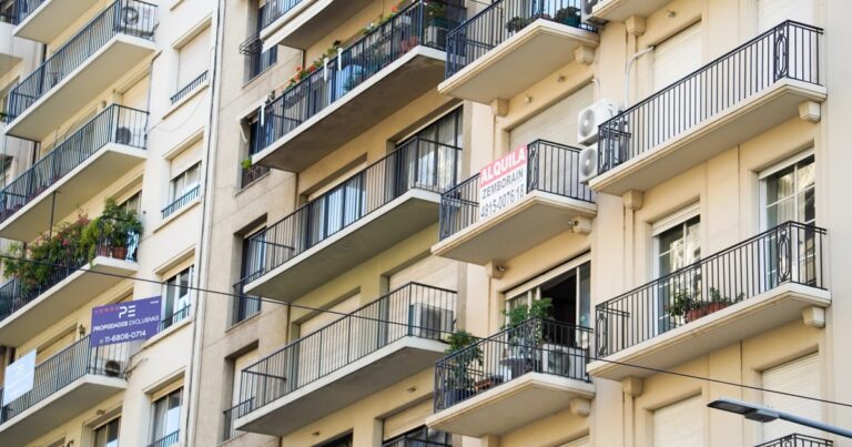 Gráfico ilustrativo mostrando la brecha entre el aumento de alquileres y los ingresos en Argentina, con un fondo de edificios.