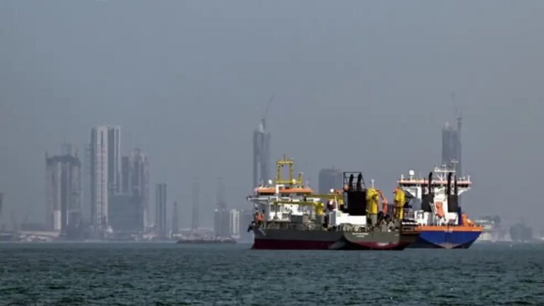 Gráfico de precios de la soja y campo de cultivo, representando la volatilidad del mercado.