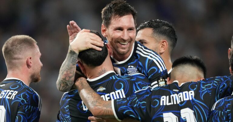 Lionel Messi saluda al público en la Bombonera tras el partido contra Zambia.