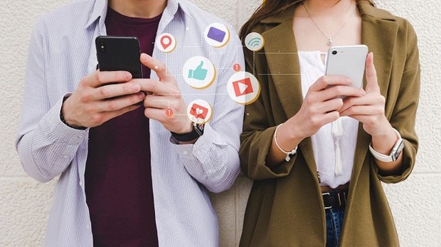 Logotipos de las empresas Meta (Facebook, Instagram) y Google (YouTube) con un símbolo de justicia de fondo.