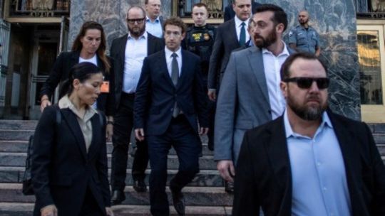 Logotipo de Meta junto a una representación gráfica de un cerebro y circuitos, simbolizando la inteligencia artificial.