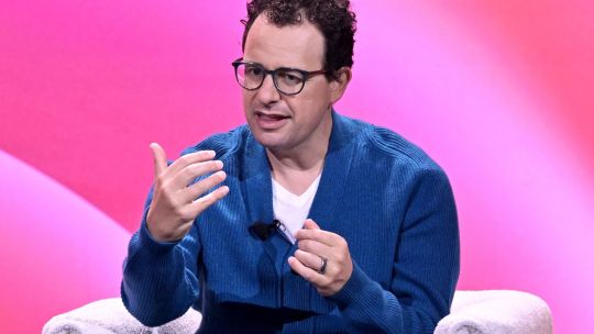 Captura de pantalla de Microsoft Word mostrando la interfaz del complemento de inteligencia artificial Claude en acción.