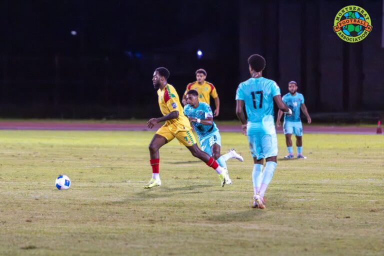 Bandera de Montserrat junto a un balón de fútbol, representando la búsqueda de director técnico.