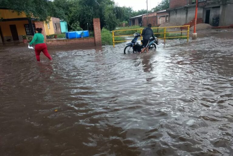 Calle anegada en Tucumán durante el temporal, con operativos de emergencia.