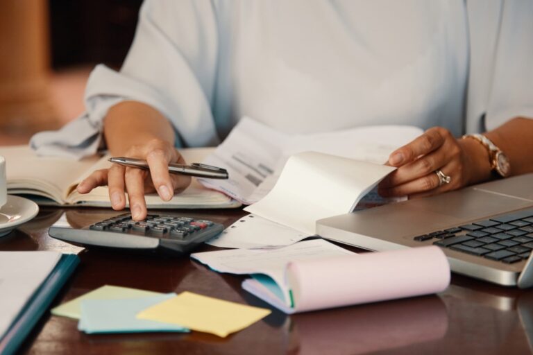 Mapa ilustrativo del estado de Nueva Jersey con iconos representando documentos fiscales y una casa.