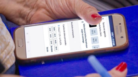 Ilustración de un celular mostrando un perfil falso de PAMI junto al logo oficial de la obra social