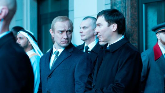 Paul Dano y Jude Law en un fotograma de la película The Wizard of the Kremlin