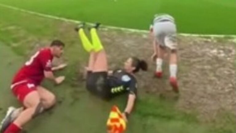 Momento del choque entre dos futbolistas que derriba a la árbitra asistente Esra Arıkboga en un partido en Turquía.