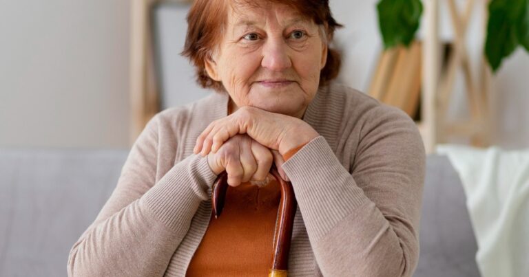 Persona mayor reflexionando tranquilamente, representando el cambio en las prioridades emocionales.