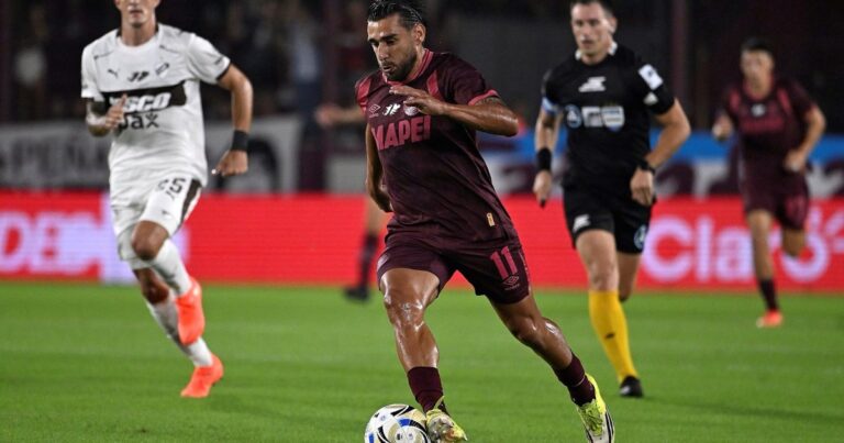 Jugadores de Lanús y Platense en acción durante el partido de la fecha 13 del Torneo Apertura 2026.