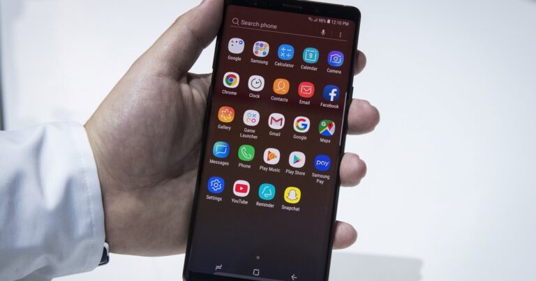 Persona usando una laptop para localizar o bloquear un teléfono celular robado.