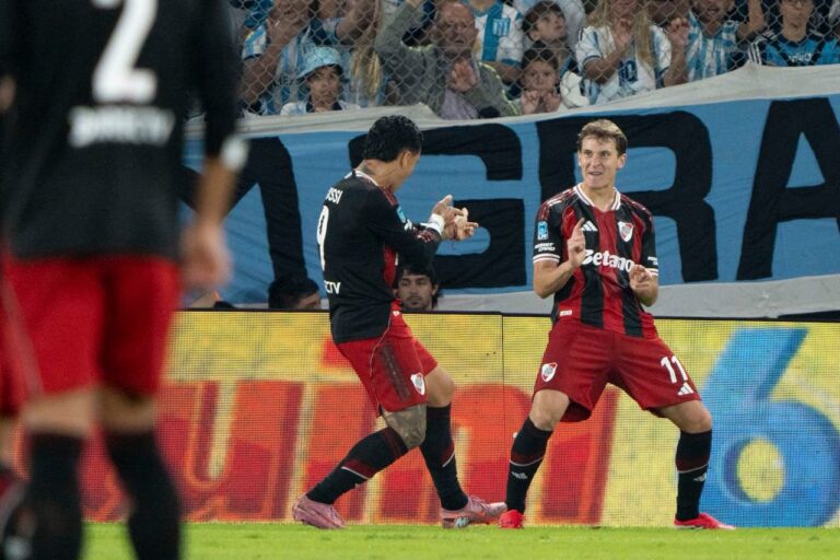 Jugadores de Racing y River Plate disputando un balón durante el partido en el Estadio Presidente Perón.