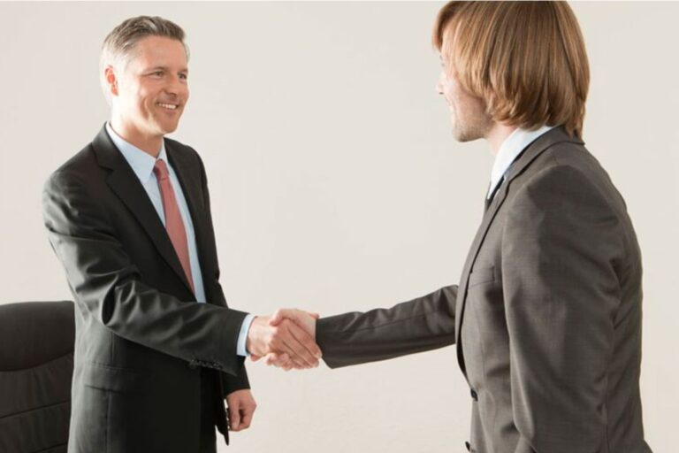 Logo de la Real Academia Española (RAE) sobre un fondo con letras y símbolos relacionados con el idioma español.