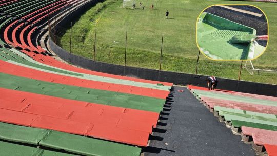 Hinchas de Rampla Juniors en el Estadio Olímpico, mostrando carteles de rifas para recaudar fondos.