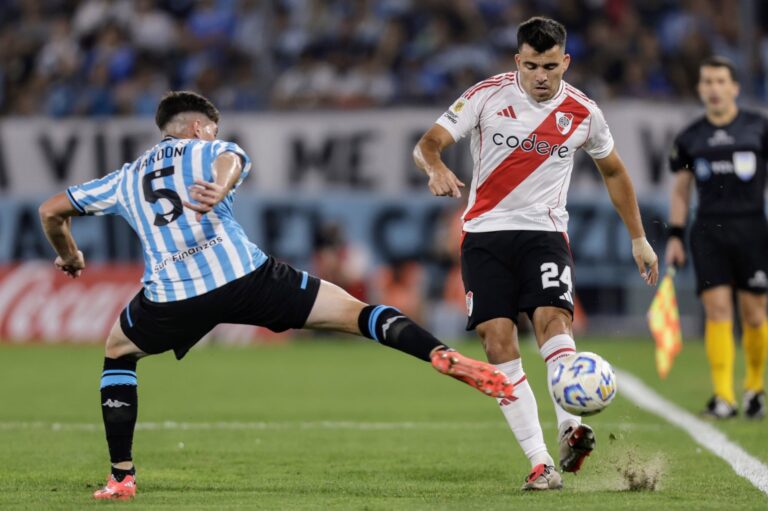 Los escudos de River Plate y Racing Club, enfrentados en un partido de fútbol.