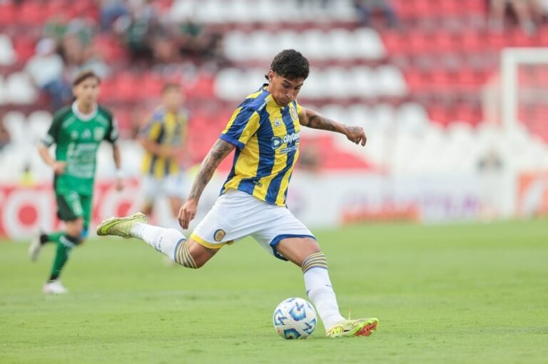 Escudos de Rosario Central y Atlético Tucumán con un balón de fútbol de fondo.