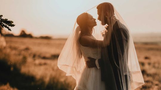 Ilustración de dos camas individuales en una habitación moderna.