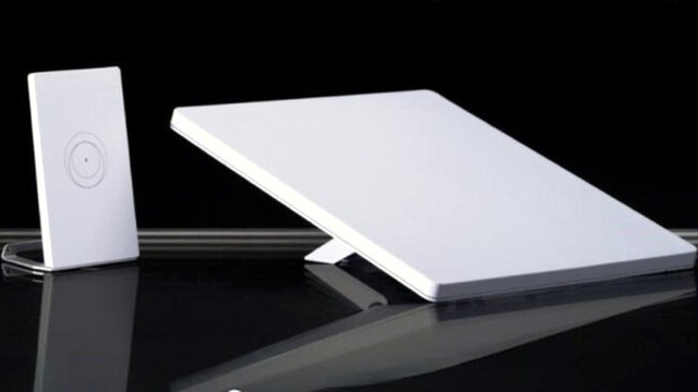 Kit Starlink Mini desplegado mostrando la antena compacta y el router, sobre una mesa en un entorno exterior.