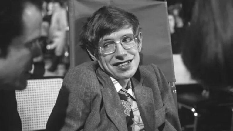 Retrato de Stephen Hawking, físico teórico británico, en su silla de ruedas.
