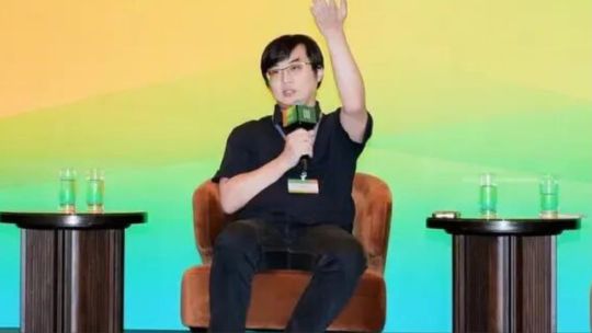 Su Hao, experto en inteligencia artificial y robótica, en un entorno de laboratorio.