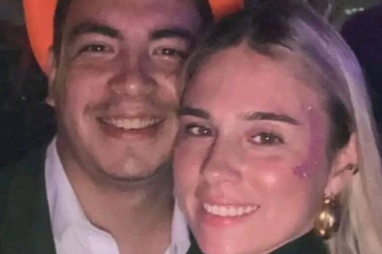 Auto cubierto de lodo y ramas tras ser arrastrado por la corriente en el temporal de Tucumán.