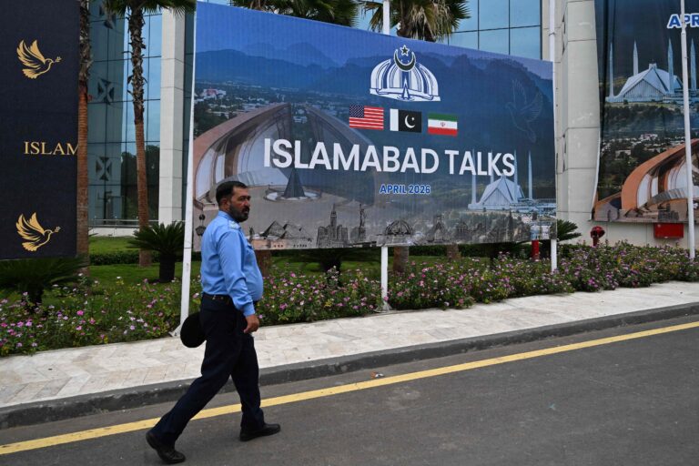 Mapa de Medio Oriente con banderas de Estados Unidos, Irán e Israel superpuestas.