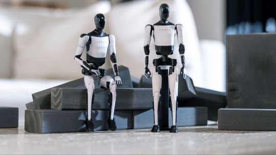 Robot humanoide Optimus Gen 3 de Tesla realizando tareas domésticas en una cocina