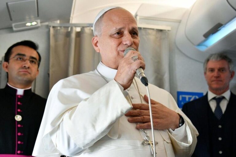 Fotografía del Papa Francisco y Giorgia Meloni en un encuentro oficial.