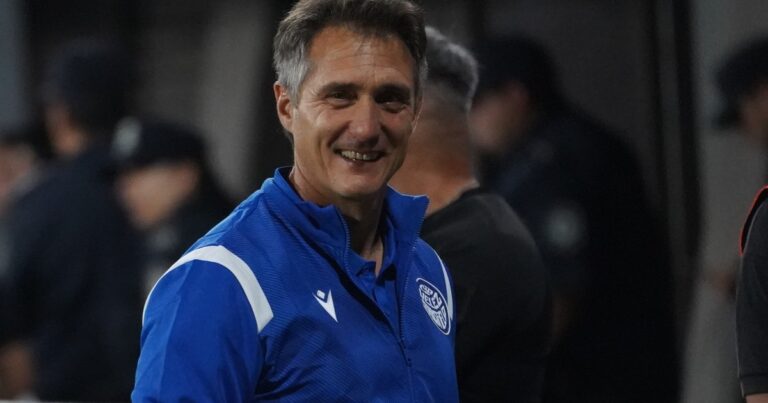 Jugadores de Vélez Sarsfield y Deportivo Armenio en acción durante un partido de fútbol.